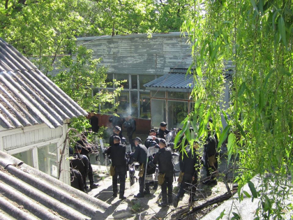 Se pregatesc de violente? Si cladirea Teleradio Moldova este impanzita de politisti - FOTO