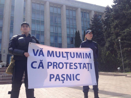 Politia le multumeste protestatarilor din PMAN - GALERIE FOTO Politia le multumeste protestatarilor din PMAN - GALERIE FOTO
