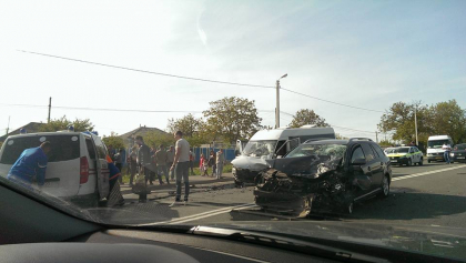 Grav accident la Peresecina: Un microbuz de pe ruta Chisinau - Orhei s-a ciocnit cu o Toyota: cateva persoane, transportate la spital - FOTO