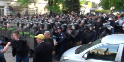 Imbranceli intre protestatari si politisti: manifestantii au incercat sa rupa cordoanele de politisti care au blocat accesul pe strada Bulgara - GALERIE FOTO Imbranceli intre protestatari si politisti: manifestantii au incercat sa rupa cordoanele de politisti care au blocat accesul pe strada Bulgara - GALERIE FOTO