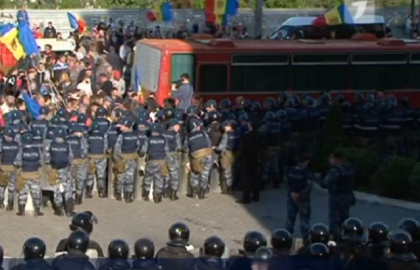 Cladirea GBC, unde isi desfasoarea activitatea mai multe firme atribuite lui Plahotniuc, impanzita de politisti - GALERIE FOTO