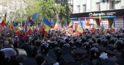Politia a pornit o cauza penala dupa altercatiile de pe strada Bulgara: un tanar a fost retinut pentru 72 de ore, iar 4 politisti au ajuns la spital. Organizatorii risca pana la 8 ani de inchisoare Politia a pornit o cauza penala dupa altercatiile de pe strada Bulgara: un tanar a fost retinut pentru 72 de ore, iar 4 politisti au ajuns la spital. Organizatorii risca pana la 8 ani de inchisoare