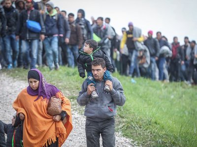 Imigrantii blocati in Grecia cauta noi rute pentru a ajunge in Macedonia