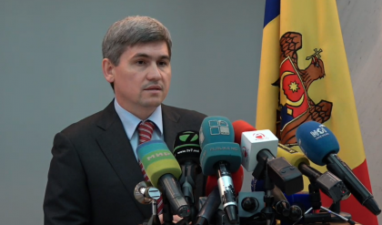 De ce a aparat politia edificiile ce ar apartine lui Plahotniuc in timpul protestului de duminica? Cum raspunde ministrul de Interne De ce a aparat politia edificiile ce ar apartine lui Plahotniuc in timpul protestului de duminica? Cum raspunde ministrul de Interne