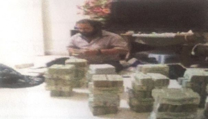 Membrul ISIS din spatele AFACERII PETROLIERE de un milion de dolari pe zi. Fortele speciale americane au obtinut documente importante despre operatiunea contabilului jihadist Membrul ISIS din spatele AFACERII PETROLIERE de un milion de dolari pe zi. Fortele speciale americane au obtinut documente importante despre operatiunea contabilului jihadist