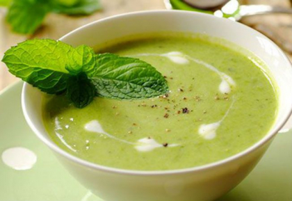 Supa crema de dovlecei, mazare si leurda - rasfat in timpul primaverii