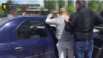 Doi barbati, RETINUTI in flagrant in timp ce transportau droguri spre capitala. Ce au gasit politistii in urma perchezitiilor - VIDEO Doi barbati, RETINUTI in flagrant in timp ce transportau droguri spre capitala. Ce au gasit politistii in urma perchezitiilor - VIDEO
