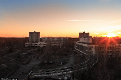 Imagini tulburatoare de la Cernobil, dupa 30 de ani de la dezastrul atomic. Un fotograf si-a riscat viata pentru a intra in zona interzisa Imagini tulburatoare de la Cernobil, dupa 30 de ani de la dezastrul atomic. Un fotograf si-a riscat viata pentru a intra in zona interzisa