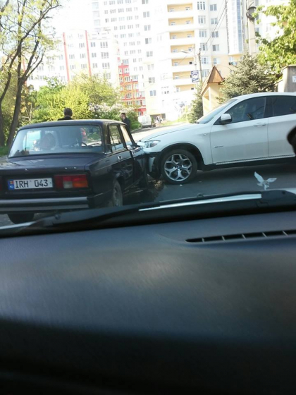 Dimineata cu ghinion pentru doi soferi din capitala. Un BMW X6 s-a ciocnit cu o Lada - FOTO