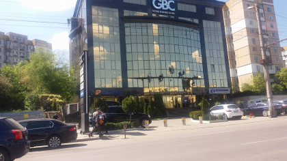 Protestul din 24 aprilie nu a ramas fara urmari la GBC: a fost chemata o echipa de curatenie pentru a lustrui geamurile - FOTO