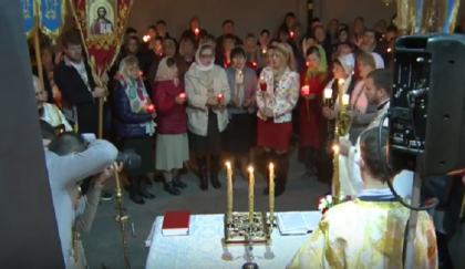 Desi sunt departe de casa pastreaza traditiile. Mai multi moldoveni care muncesc in Italia, la o biserica din Padova de noaptea Invierii - VIDEO