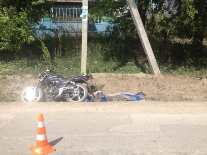 Tragedie in ziua Pastelui la Briceni. Un tanar de 19 ani s-a stins pe loc dupa ce a intrat cu motocicleta intr-un pilon de pe marginea drumului - FOTO