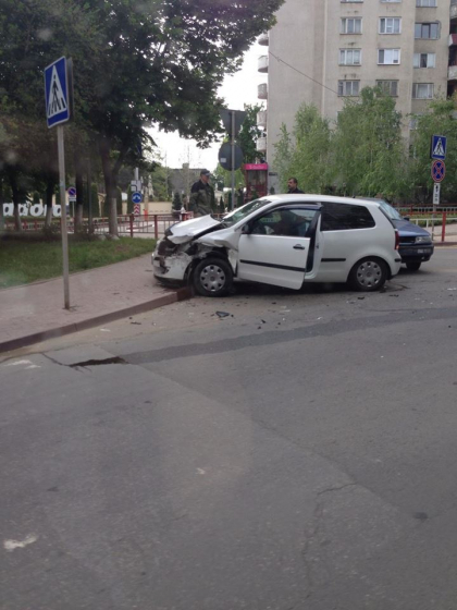 Carambol cu 3 masini intr-o intersectie din sectorul Botanica. Unul dintre soferi nu avea permis de conducere - GALERIE FOTO
