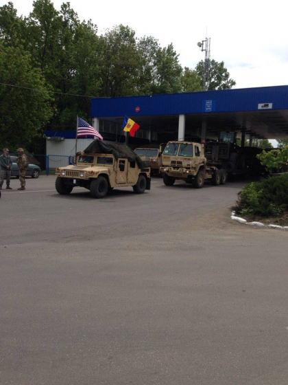 "Expozitie de blindate", la vama Sculeni. Inca o coloana de militari americani a ajuns in tara noastra - GALERIE FOTO