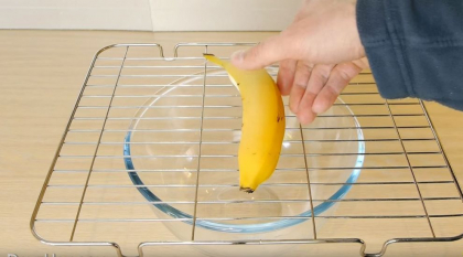 A luat gratarul de la cuptorul de microunde si o banana, apoi a facut asta. Trucul de care te vei indragosti pe loc A luat gratarul de la cuptorul de microunde si o banana, apoi a facut asta. Trucul de care te vei indragosti pe loc