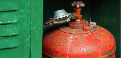 Baiatul s-a intoxicat, iar femeia in varsta de 56 de ani s-a ales cu arsuri grave dupa ce butelia de gaz a explodat 