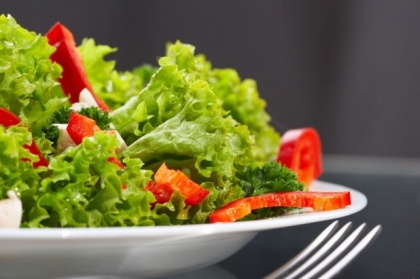 Multi comit aceasta greseala! Asa se mananca in mod corect salata verde, vedeta primaverii Multi comit aceasta greseala! Asa se mananca in mod corect salata verde, vedeta primaverii