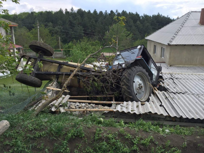 Direct prin acoperis. Un tractor care transporta erbicide a ajuns in ograda unui gospodar din Cimislia - FOTO Direct prin acoperis. Un tractor care transporta erbicide a ajuns in ograda unui gospodar din Cimislia - FOTO