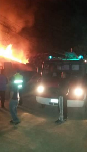 Incendiu devastator la o casa din sectorul Ciocana. O femeie si un barbat au fost transportati de urgenta la spital, iar pompierii au intervenit cu 3 autospeciale - FOTO