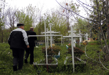 In ajunul Pastelui Blajinilor au aflat ca autoritatile locale au vandut jumatate din cimitir - RISE Moldova In ajunul Pastelui Blajinilor au aflat ca autoritatile locale au vandut jumatate din cimitir - RISE Moldova