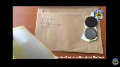 Una si aceeasi persoana, dar destinatari diferiti. Ce au descoperit inspectorii vamali in scrisorile transmise prin posta - VIDEO Una si aceeasi persoana, dar destinatari diferiti. Ce au descoperit inspectorii vamali in scrisorile transmise prin posta - VIDEO