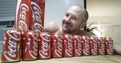 A baut in fiecare zi cate 10 sticle de Coca-Cola. Cat de mult s-a schimbat acest barbat, nu-l recunosti - FOTO A baut in fiecare zi cate 10 sticle de Coca-Cola. Cat de mult s-a schimbat acest barbat, nu-l recunosti - FOTO