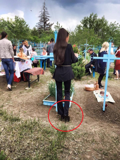 Parada modei printre pomeni. Unele femei si-au etalat fustele scurte si tocurile inalte chiar de Pastele Blajinilor, la cimitir - FOTO