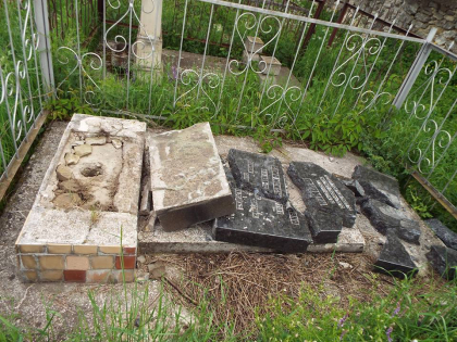 Trei minori de 12 si 13 ani au profanat 14 morminte din cimitirul evreiesc din Soroca - GALERIE FOTO Trei minori de 12 si 13 ani au profanat 14 morminte din cimitirul evreiesc din Soroca - GALERIE FOTO