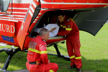 VIDEO - Un barbat de 31 de ani a fost transportat de urgenta cu un elicopter SMURD de la Ungheni la Chisinau