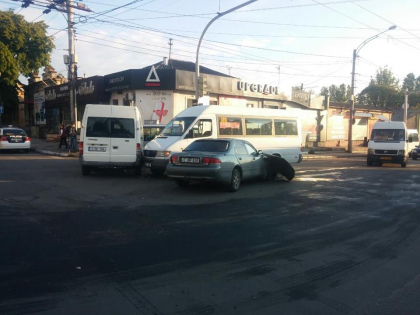 Dimineata cu ghinion pentru 4 soferi din capitala: Patru vehicule s-au ciocnit, intre care si un microbuz de ruta - FOTO Dimineata cu ghinion pentru 4 soferi din capitala: Patru vehicule s-au ciocnit, intre care si un microbuz de ruta - FOTO