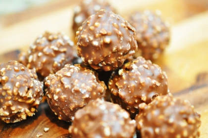 Cum sa faci bomboane Ferrero Rocher la tine acasa! Sunt gata in cateva minute si nu necesita coacere - VIDEO