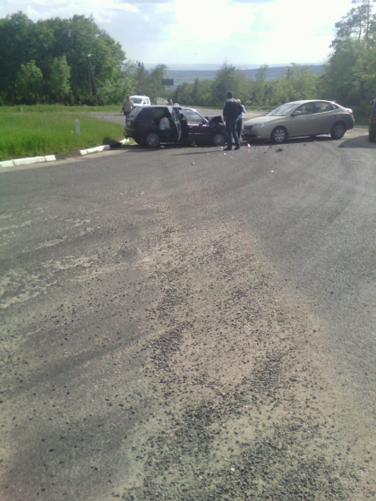 Grav accident pe traseul Nisporeni-Chisinau. Doua masini s-au tamponat violent intr-un sens giratoriu - FOTO Grav accident pe traseul Nisporeni-Chisinau. Doua masini s-au tamponat violent intr-un sens giratoriu - FOTO