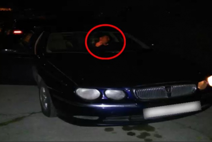 Momentul in care un barbat din capitala intra intr-un Rover strain parcat pe o strada din capitala. Ce s-a intamplat cand a incercat sa porneasca masina - VIDEO Momentul in care un barbat din capitala intra intr-un Rover strain parcat pe o strada din capitala. Ce s-a intamplat cand a incercat sa porneasca masina - VIDEO