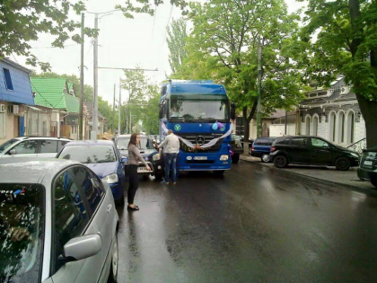 Nicio masina nu este prea mare pentru o nunta moldoveneasca. Un mire si-a plimbat mireasa cu... autocamionul pe strazile din capitala - FOTO