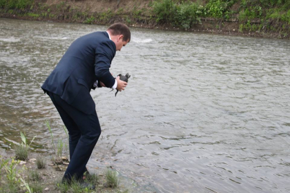 Ministrul Mediului s-a trezit cu o broasca testoasa pe birou, iar acum a reintors-o in natura. Cum a botezat-o Valeriu Munteanu - FOTO