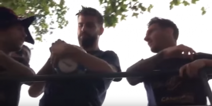 Ronaldo, tinta ironiilor la petrecerea de titlu a Barcelonei. Pique i-a facut sa rada isteric pe Messi si Luis Suarez - VIDEO Ronaldo, tinta ironiilor la petrecerea de titlu a Barcelonei. Pique i-a facut sa rada isteric pe Messi si Luis Suarez - VIDEO
