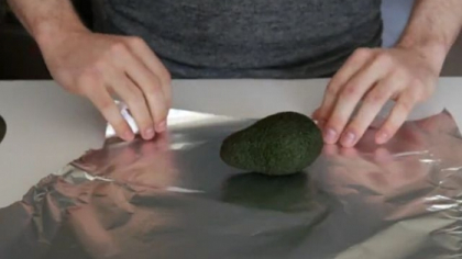 Uite ce se intampla daca iei un avocado, il invelesti in folie de aluminiu si il bagi la cuptor timp de 10 minute