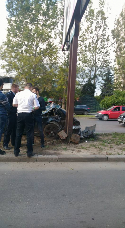 Accident rutier in capitala. Soferul unui BMW "s-a trezit" intr-un panou publicitar de pe bulevardul Dacia - GALERIE FOTO Accident rutier in capitala. Soferul unui BMW "s-a trezit" intr-un panou publicitar de pe bulevardul Dacia - GALERIE FOTO