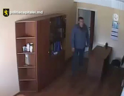Un barbat din capitala, cautat de politie. Ce a facut dupa ce a intrat intr-un oficiu din sectorul Rascani - VIDEO Un barbat din capitala, cautat de politie. Ce a facut dupa ce a intrat intr-un oficiu din sectorul Rascani - VIDEO