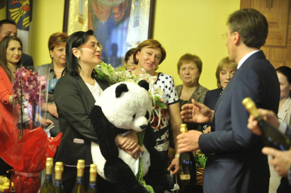Primarul a trecut pe la Primarie in drum spre mireasa. Dorin Chirtoaca a fost felicitat de colegii de munca in ziua nuntii - GALERIE FOTO