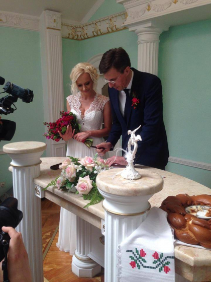 Mirii au zis "DA". Momentul in care Dorin si Anisoara semneaza certificatul de casatorie