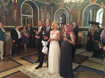 Anisoara Loghin si Dorin Chirtoaca, la cununia religioasa. Slujba are loc la Biserica Sfanta Teodora de la Sihla - FOTO