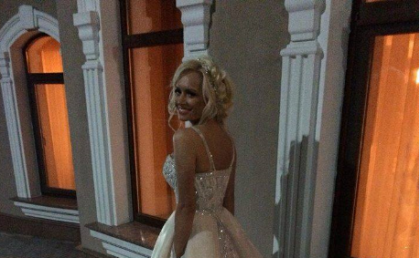 Dupa traditionala rochie alba de mireasa, Anisoara s-a schimbat intr-o rochie de printesa. Cum arata proaspata sotie a primarului - FOTO Dupa traditionala rochie alba de mireasa, Anisoara s-a schimbat intr-o rochie de printesa. Cum arata proaspata sotie a primarului - FOTO