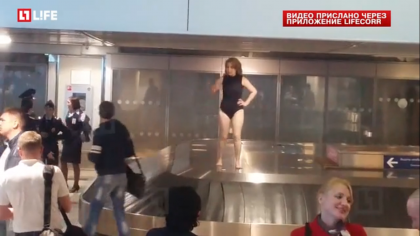 Defilare pe aeroportul Domodedovo: O femeie a ramas doar in lenjerie intima - VIDEO Defilare pe aeroportul Domodedovo: O femeie a ramas doar in lenjerie intima - VIDEO