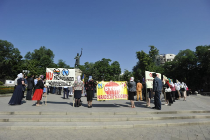 "Moldova - tara ortodoxa" - replicile enoriasilor la marsul homosexualilor. Se intampla acum in centrul capitalei - FOTO "Moldova - tara ortodoxa" - replicile enoriasilor la marsul homosexualilor. Se intampla acum in centrul capitalei - FOTO