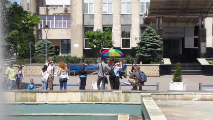 Moldovenii care sustin persoanele LGBT se aduna in scuarul centrului comercial "Unic" - FOTO Moldovenii care sustin persoanele LGBT se aduna in scuarul centrului comercial "Unic" - FOTO