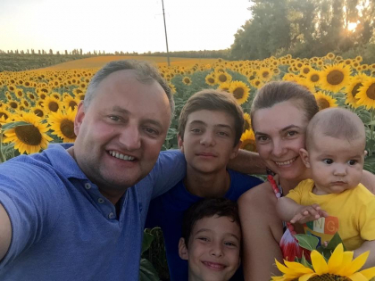 Masa, doldora de bucate, asa ca la moldoveni! Cum a sarbatorit Igor Dodon, hramul satului Sadova - FOTO Masa, doldora de bucate, asa ca la moldoveni! Cum a sarbatorit Igor Dodon, hramul satului Sadova - FOTO