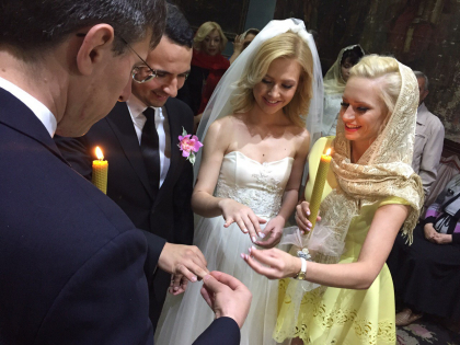 Imagini din timpul ceremoniei religioase. Momentul in care nasii Dorin Chirtoaca si Anisoara Loghin le pun verighetele proaspetilor lor fini, reporterul Pro TV Tatiana Calisciuc si sotul ei - GALERIE FOTO Imagini din timpul ceremoniei religioase. Momentul in care nasii Dorin Chirtoaca si Anisoara Loghin le pun verighetele proaspetilor lor fini, reporterul Pro TV Tatiana Calisciuc si sotul ei - GALERIE FOTO