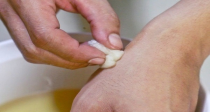 O tanara isi inmoaie mainile in otet de mere de doua ori pe saptamana. Motivul este incredibil O tanara isi inmoaie mainile in otet de mere de doua ori pe saptamana. Motivul este incredibil