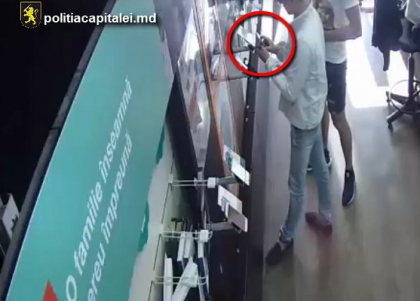 Momentul in care un "sportiv" intra intr-un magazin din capitala, ia un iPhone din vitrina, se uita la el, iar dupa ce si-a dat seama ca ii place, il pune in buzunar si se face nevazut. Ce s-a intamplat mai tarziu - VIDEO Momentul in care un "sportiv" intra intr-un magazin din capitala, ia un iPhone din vitrina, se uita la el, iar dupa ce si-a dat seama ca ii place, il pune in buzunar si se face nevazut. Ce s-a intamplat mai tarziu - VIDEO